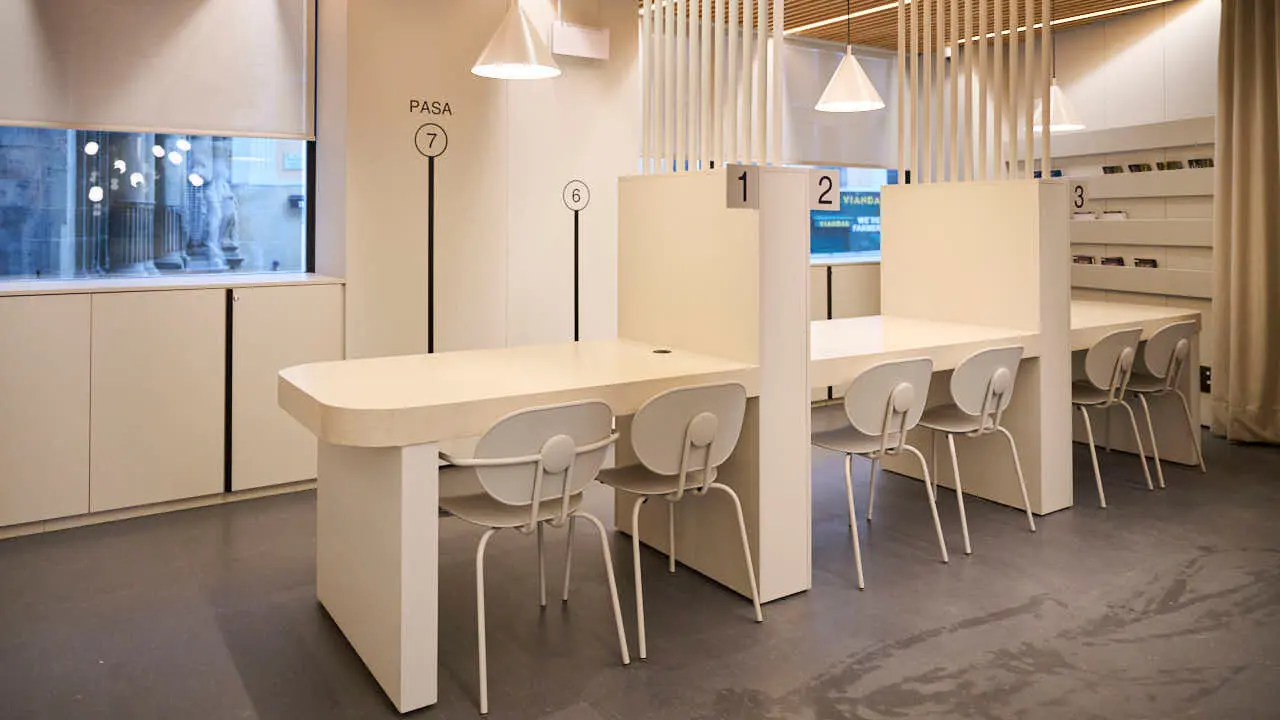 La Comisi&oacute;n de Presidencia del Ayuntamiento de Pamplona visita la Oficina de Turismo de la calle San Saturnino, donde desde principios de a&ntilde;o se est&aacute;n llevando a cabo unas obras de reforma de su espacio interior. PABLO LASAOSA