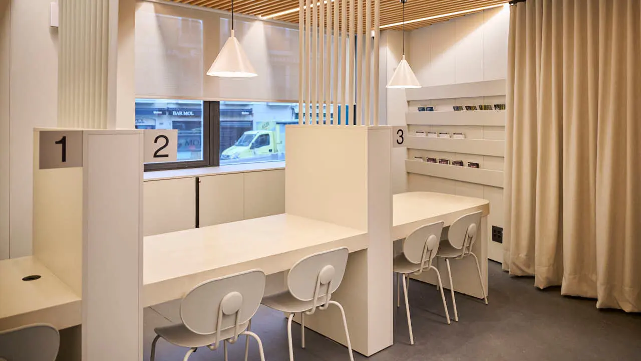 La Comisi&oacute;n de Presidencia del Ayuntamiento de Pamplona visita la Oficina de Turismo de la calle San Saturnino, donde desde principios de a&ntilde;o se est&aacute;n llevando a cabo unas obras de reforma de su espacio interior. PABLO LASAOSA