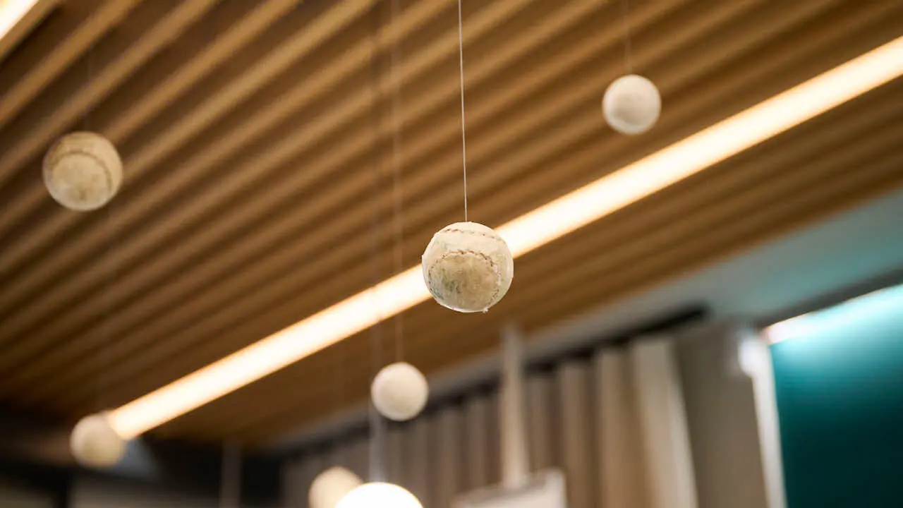 La Comisi&oacute;n de Presidencia del Ayuntamiento de Pamplona visita la Oficina de Turismo de la calle San Saturnino, donde desde principios de a&ntilde;o se est&aacute;n llevando a cabo unas obras de reforma de su espacio interior. PABLO LASAOSA