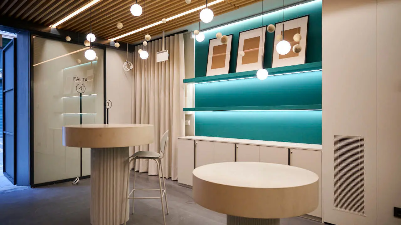 La Comisi&oacute;n de Presidencia del Ayuntamiento de Pamplona visita la Oficina de Turismo de la calle San Saturnino, donde desde principios de a&ntilde;o se est&aacute;n llevando a cabo unas obras de reforma de su espacio interior. PABLO LASAOSA