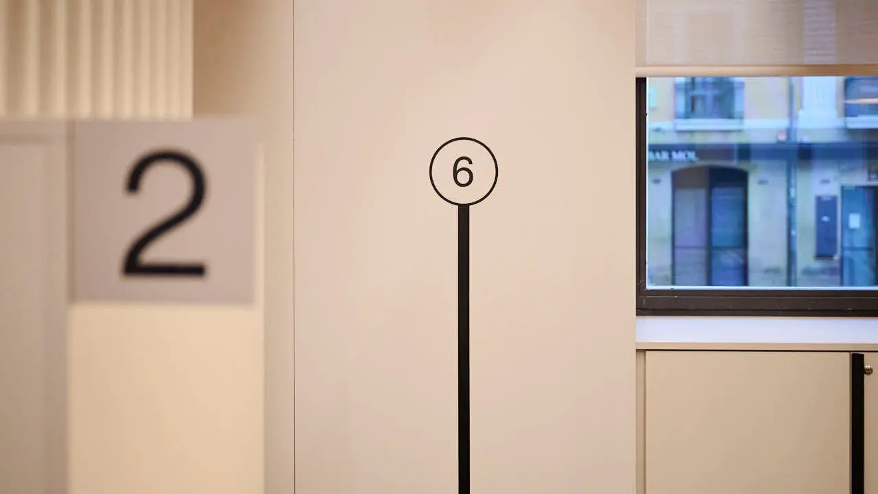 La Comisi&oacute;n de Presidencia del Ayuntamiento de Pamplona visita la Oficina de Turismo de la calle San Saturnino, donde desde principios de a&ntilde;o se est&aacute;n llevando a cabo unas obras de reforma de su espacio interior. PABLO LASAOSA