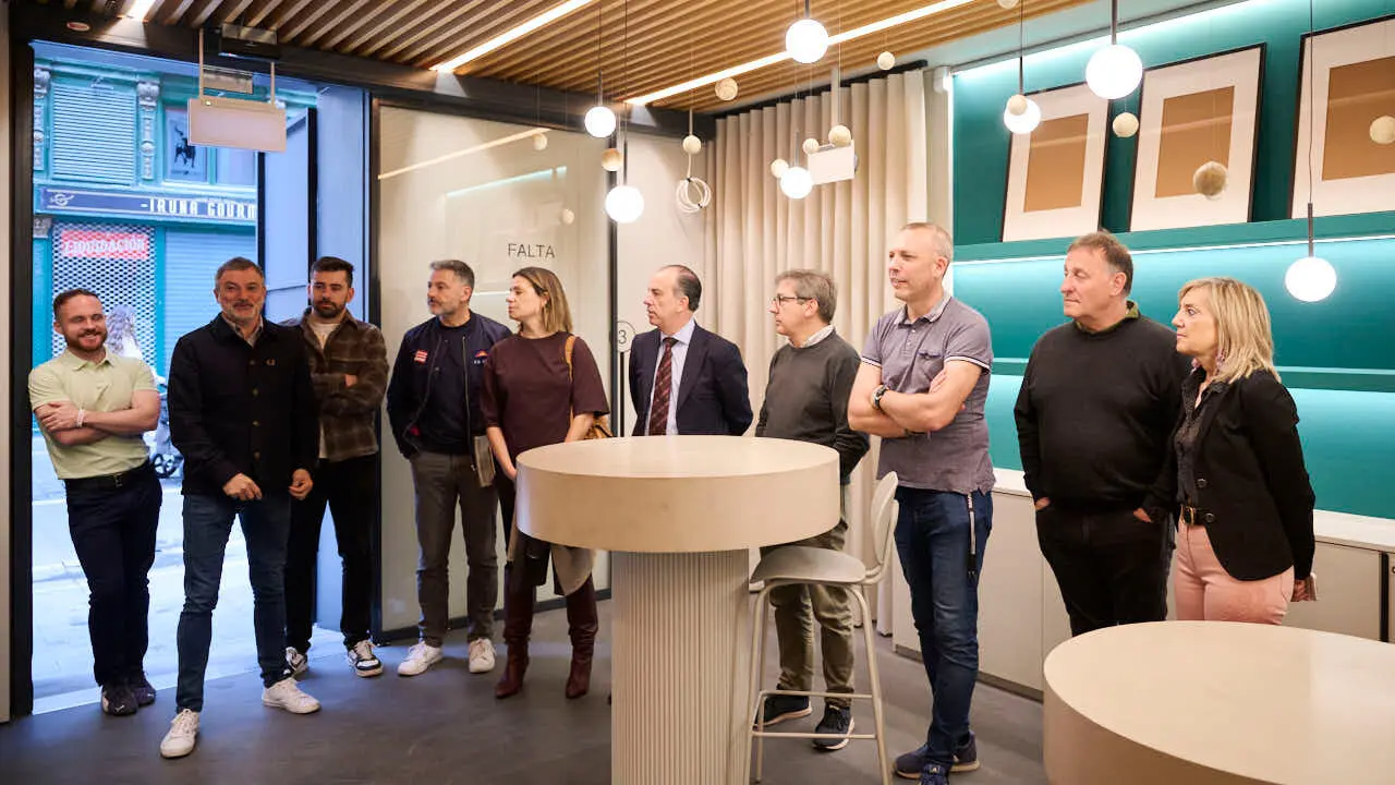 La Comisi&oacute;n de Presidencia del Ayuntamiento de Pamplona visita la Oficina de Turismo de la calle San Saturnino, donde desde principios de a&ntilde;o se est&aacute;n llevando a cabo unas obras de reforma de su espacio interior. PABLO LASAOSA