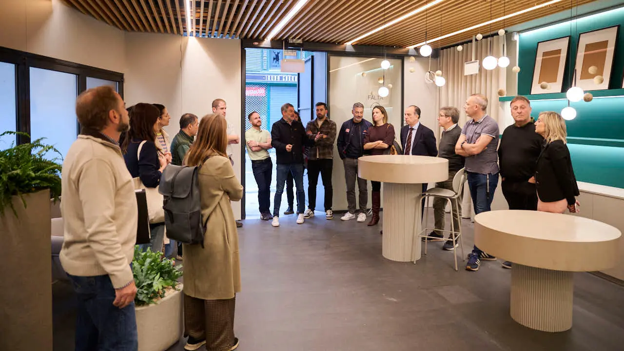 La Comisi&oacute;n de Presidencia del Ayuntamiento de Pamplona visita la Oficina de Turismo de la calle San Saturnino, donde desde principios de a&ntilde;o se est&aacute;n llevando a cabo unas obras de reforma de su espacio interior. PABLO LASAOSA
