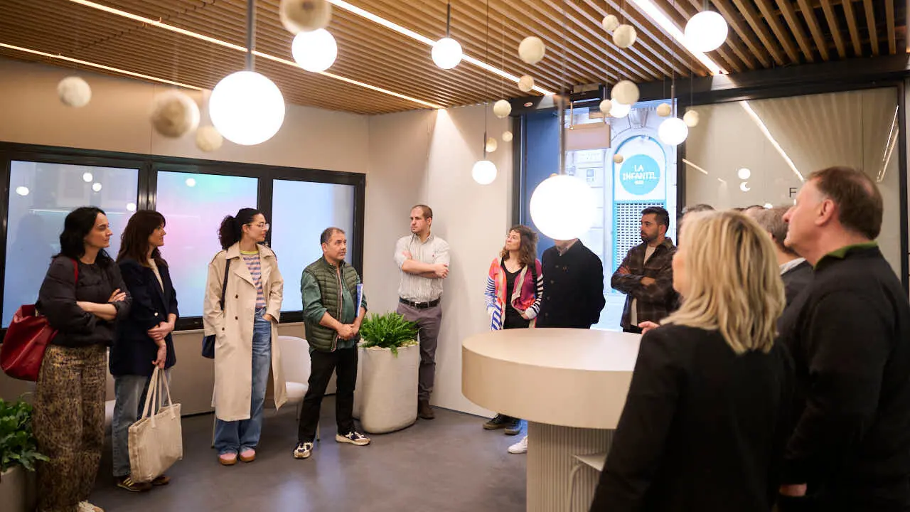 La Comisi&oacute;n de Presidencia del Ayuntamiento de Pamplona visita la Oficina de Turismo de la calle San Saturnino, donde desde principios de a&ntilde;o se est&aacute;n llevando a cabo unas obras de reforma de su espacio interior. PABLO LASAOSA