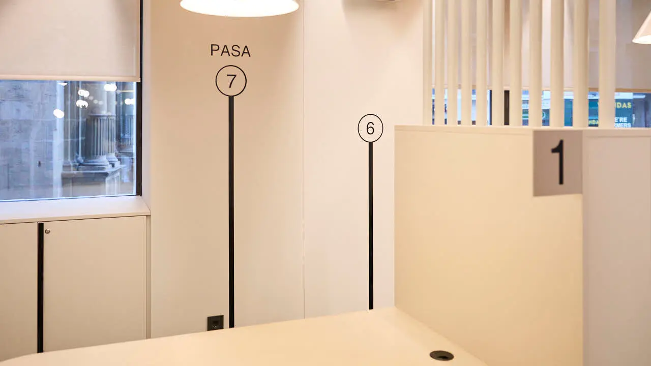 La Comisi&oacute;n de Presidencia del Ayuntamiento de Pamplona visita la Oficina de Turismo de la calle San Saturnino, donde desde principios de a&ntilde;o se est&aacute;n llevando a cabo unas obras de reforma de su espacio interior. PABLO LASAOSA