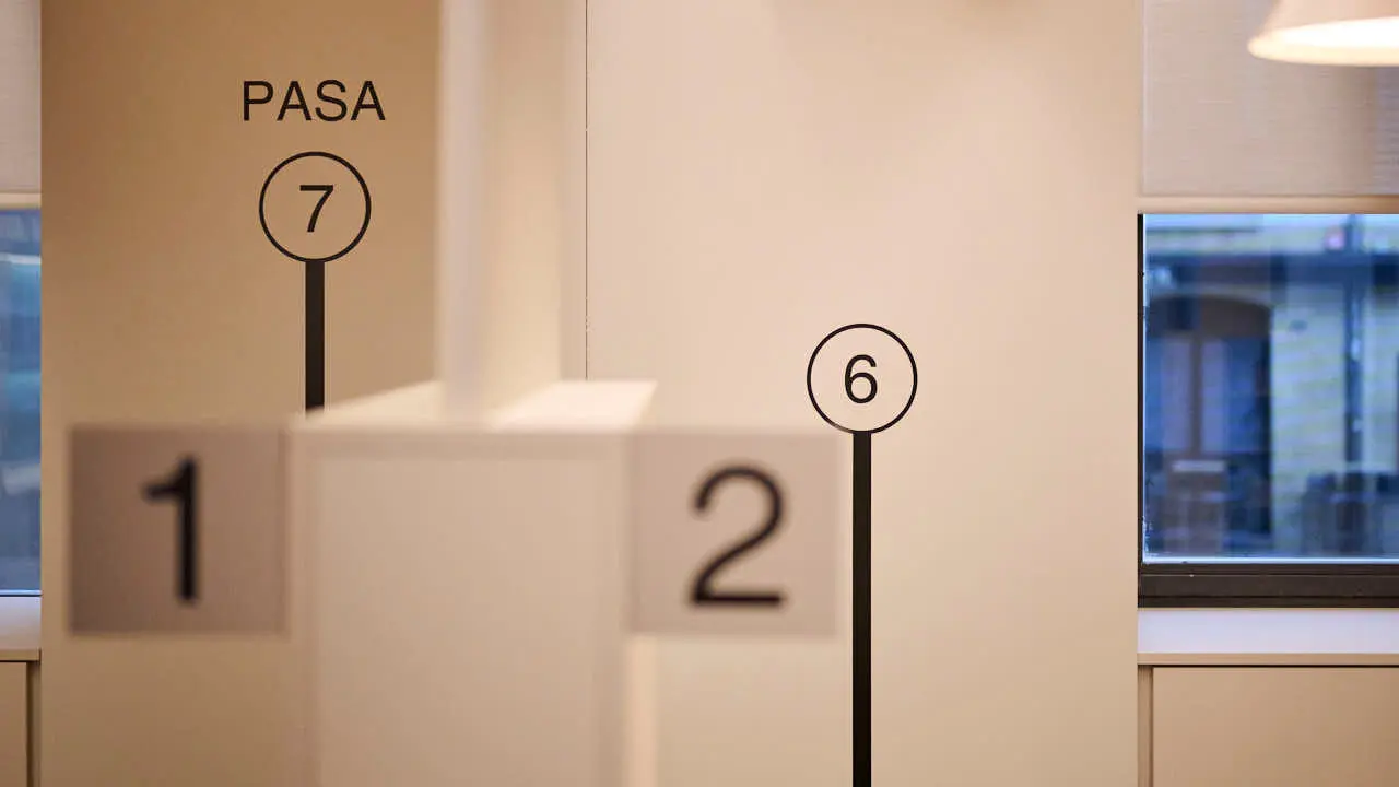 La Comisi&oacute;n de Presidencia del Ayuntamiento de Pamplona visita la Oficina de Turismo de la calle San Saturnino, donde desde principios de a&ntilde;o se est&aacute;n llevando a cabo unas obras de reforma de su espacio interior. PABLO LASAOSA