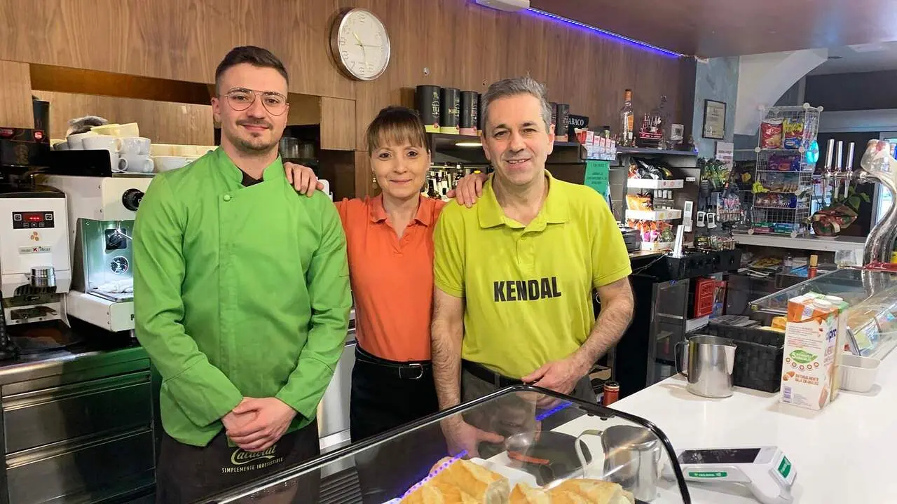 Una familia al frente del bar Kendall en Pamplona. Navarra.com