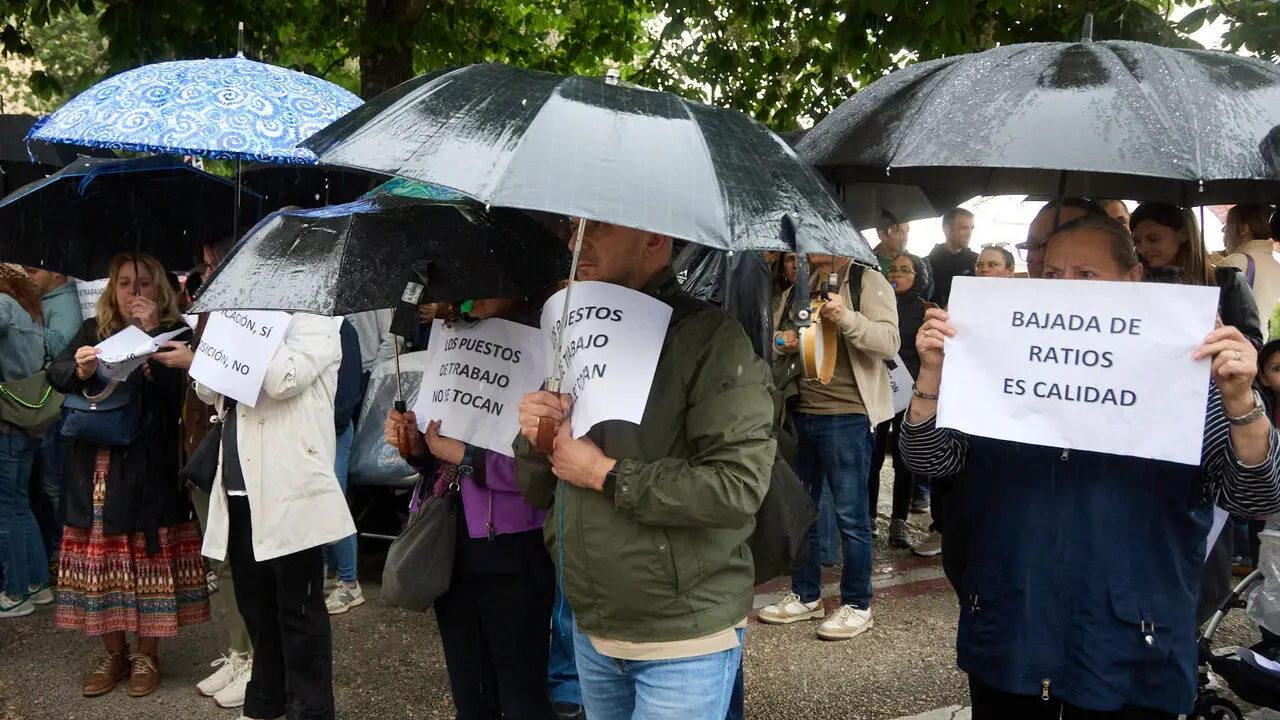 La Federaci&oacute;n de Servicios P&uacute;blicos de UGT Navarra y SEPNA convocan una concentraci&oacute;n para rechazar el cierre de catorce aulas de Educaci&oacute;n Concertada de Educaci&oacute;n Infantil. NAVARRA.COM