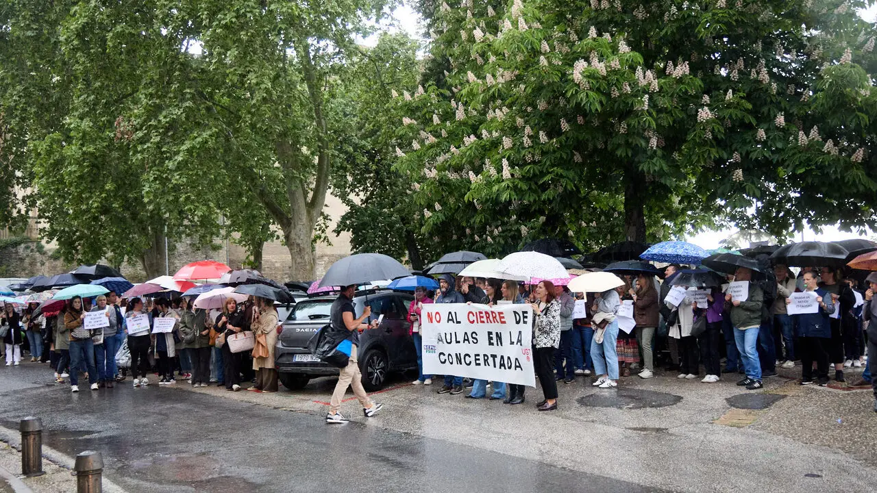 La Federaci&oacute;n de Servicios P&uacute;blicos de UGT Navarra y SEPNA convocan una concentraci&oacute;n para rechazar el cierre de catorce aulas de Educaci&oacute;n Concertada de Educaci&oacute;n Infantil. NAVARRA.COM