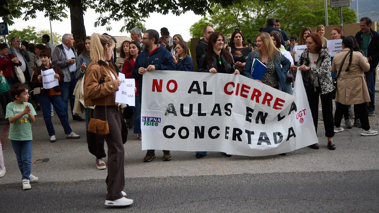 La Federaci&oacute;n de Servicios P&uacute;blicos de UGT Navarra y SEPNA convocan una concentraci&oacute;n para rechazar el cierre de catorce aulas de Educaci&oacute;n Concertada de Educaci&oacute;n Infantil. NAVARRA.COM