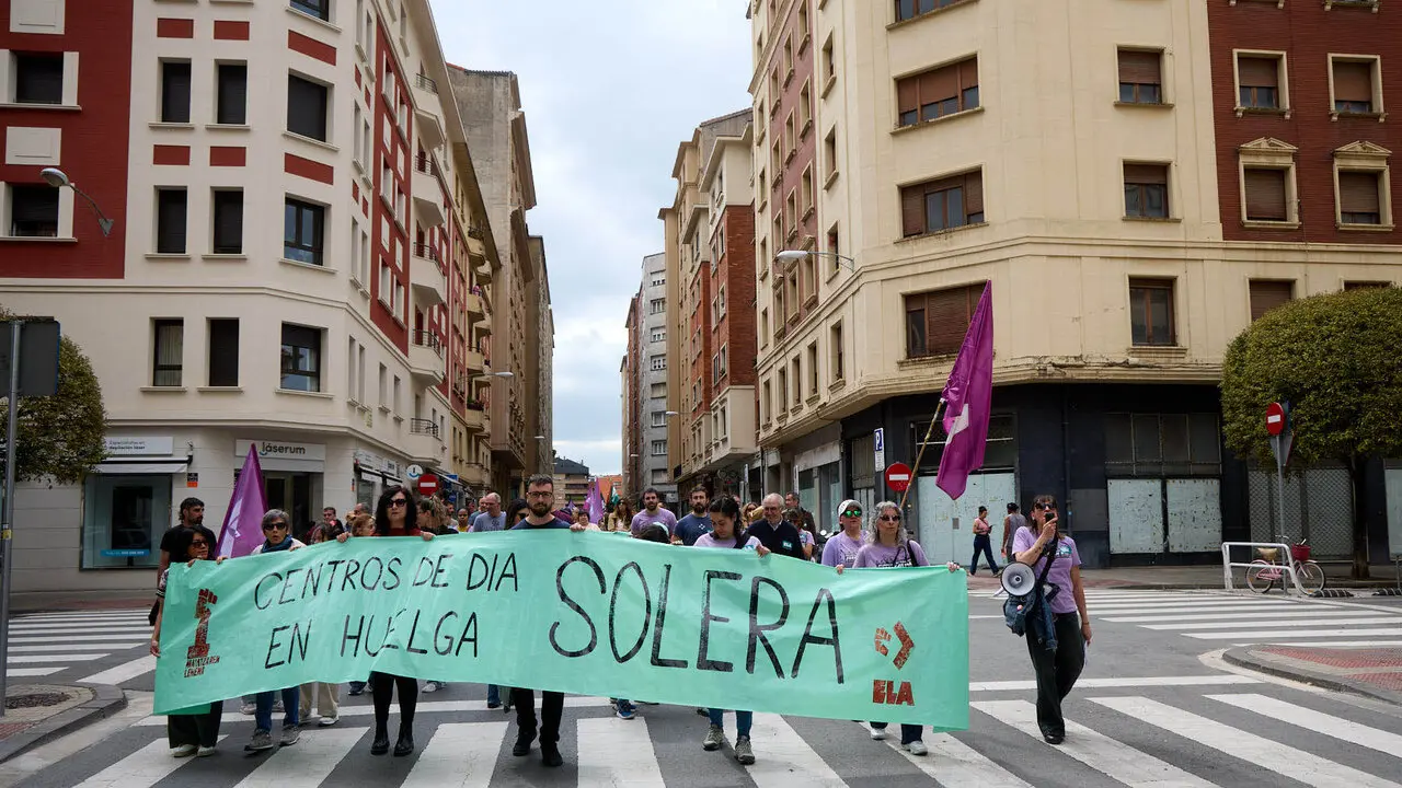 Manifestaci&oacute;n del sindicato ELA con motivo del Primero de Mayo. NAVARRA.COM