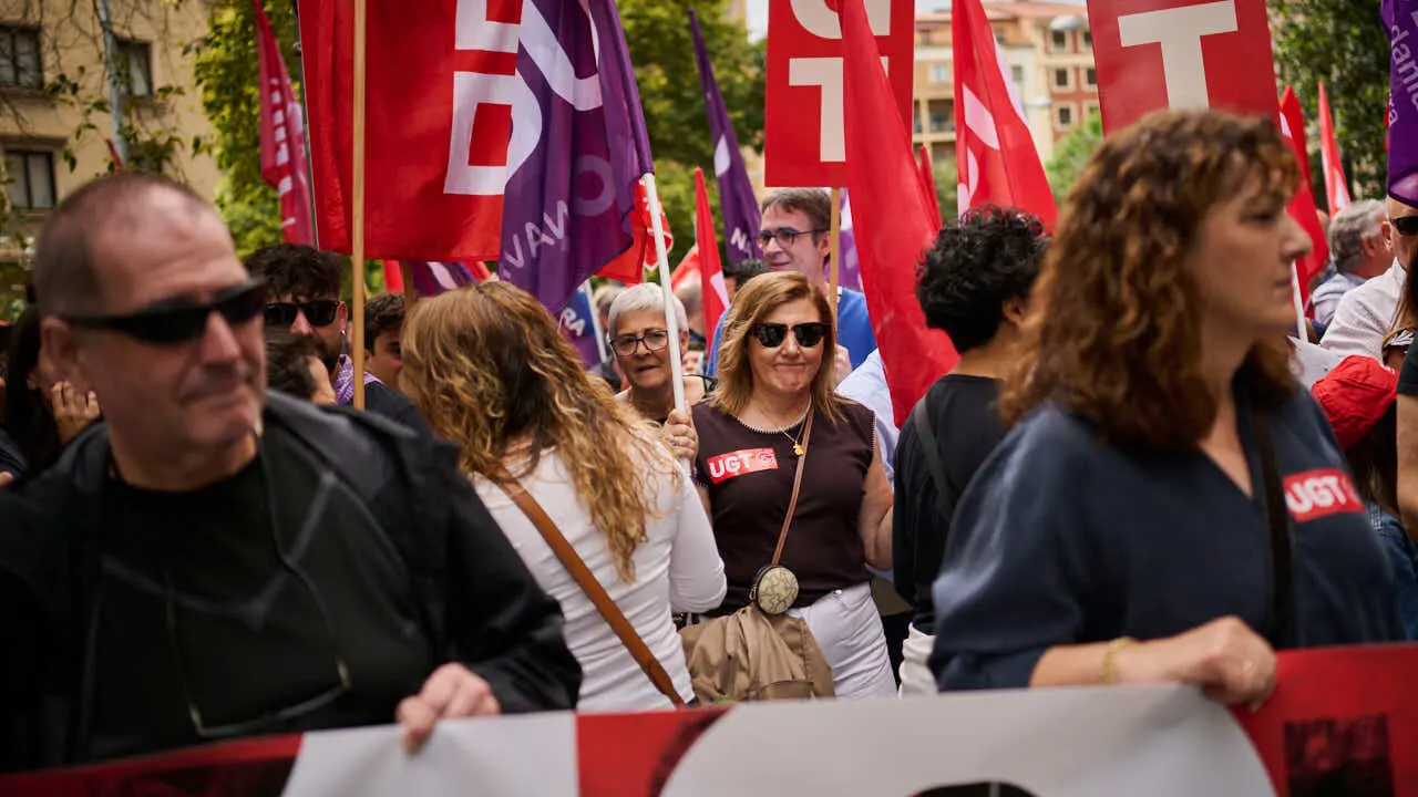 UGT y CCOO se manifiestan con motivo del Primero de Mayo bajo el lema 'Derechos, no trincheras. Salarios, vivienda y democracia'. PABLO LASAOSA