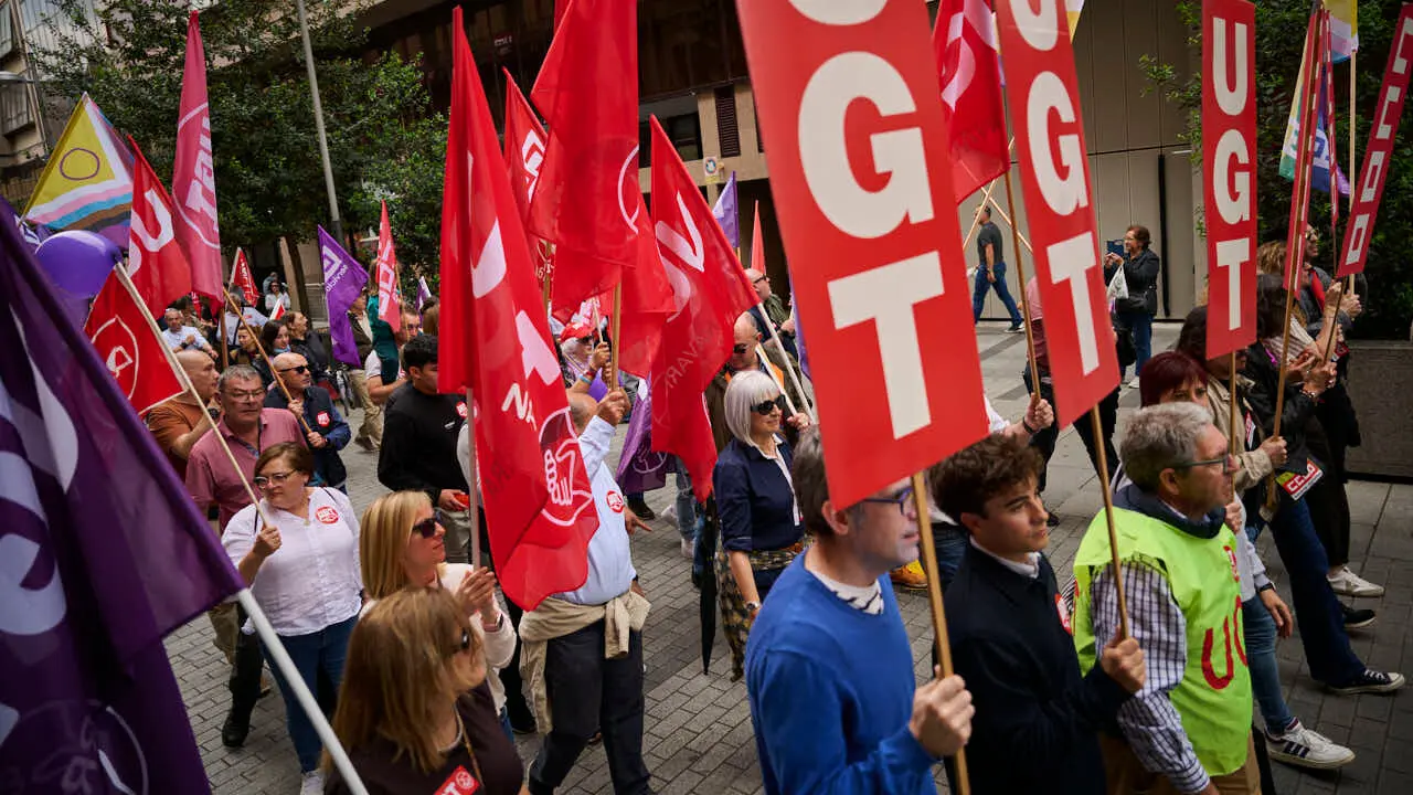 UGT y CCOO se manifiestan con motivo del Primero de Mayo bajo el lema 'Derechos, no trincheras. Salarios, vivienda y democracia'. PABLO LASAOSA