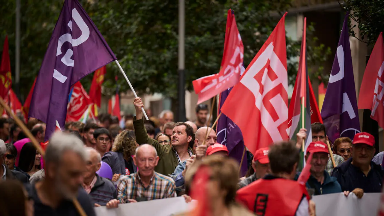 UGT y CCOO se manifiestan con motivo del Primero de Mayo bajo el lema 'Derechos, no trincheras. Salarios, vivienda y democracia'. PABLO LASAOSA