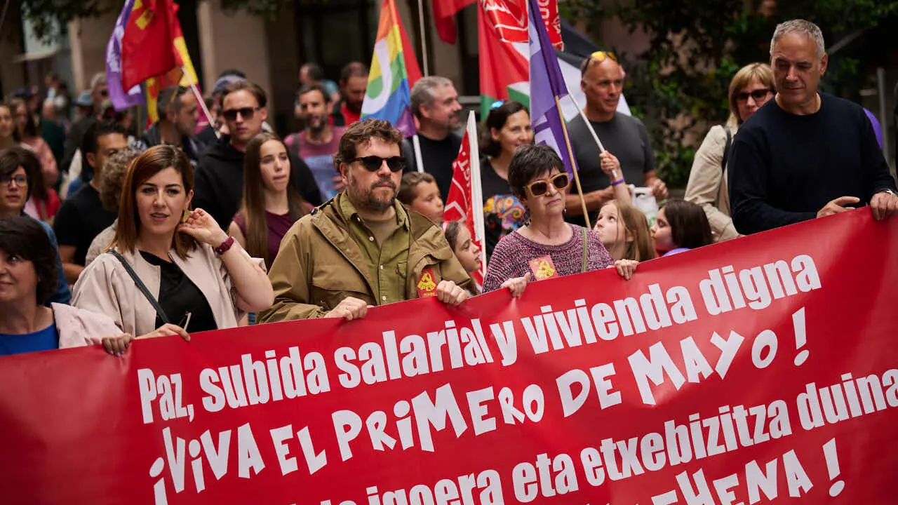 UGT y CCOO se manifiestan con motivo del Primero de Mayo bajo el lema 'Derechos, no trincheras. Salarios, vivienda y democracia'. PABLO LASAOSA