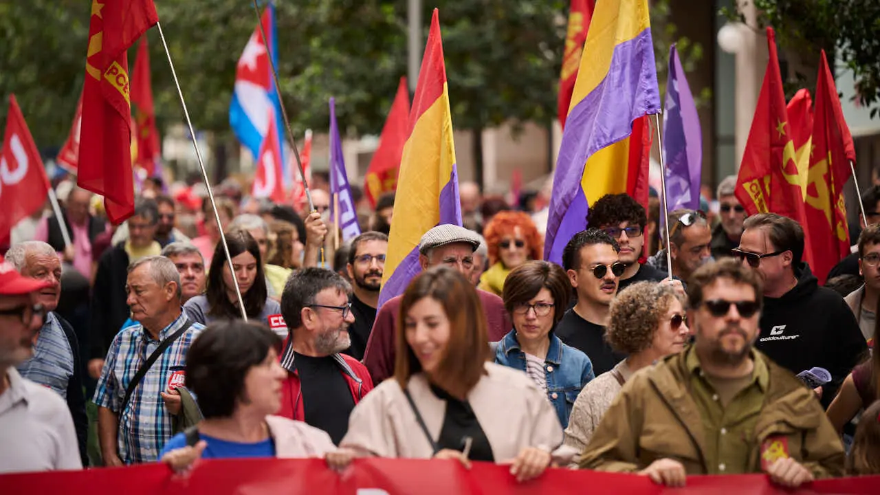 UGT y CCOO se manifiestan con motivo del Primero de Mayo bajo el lema 'Derechos, no trincheras. Salarios, vivienda y democracia'. PABLO LASAOSA