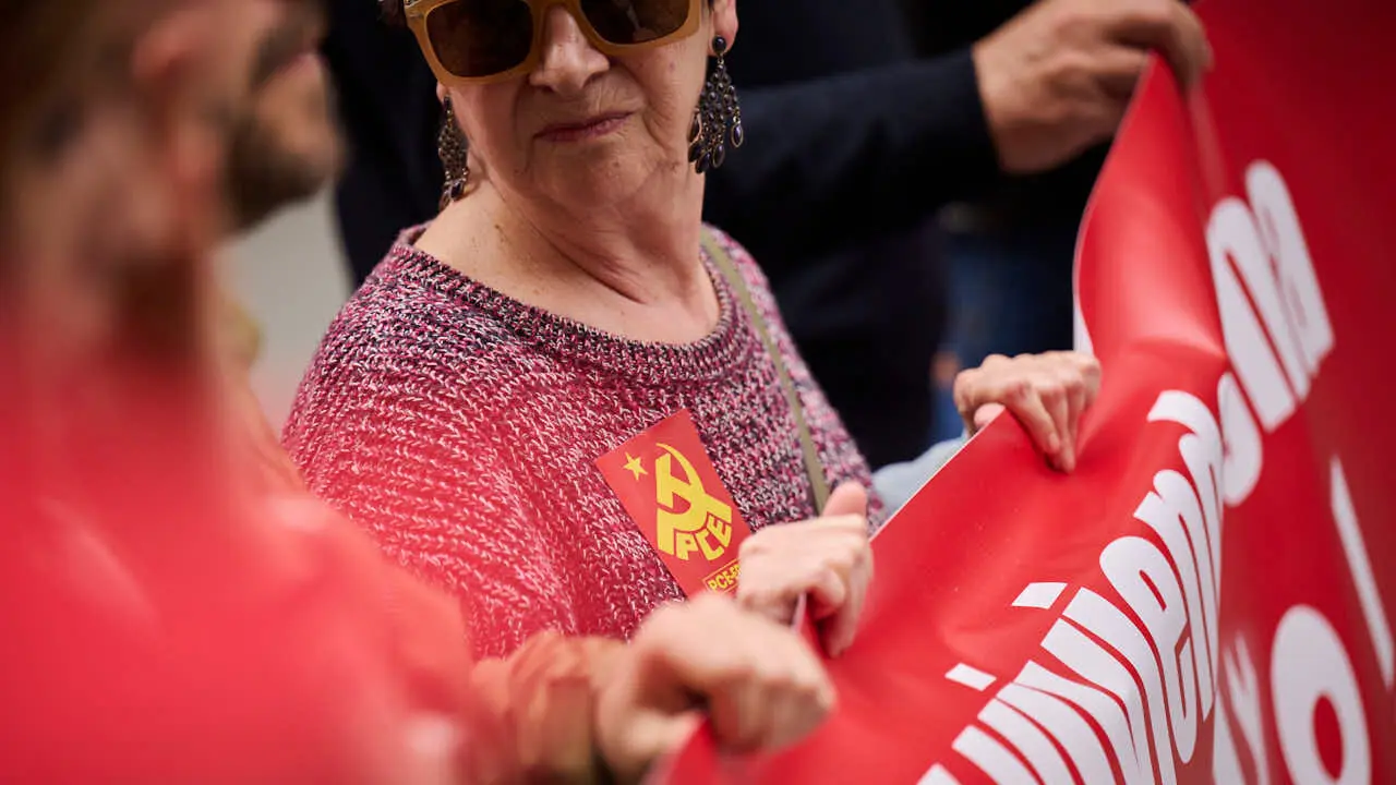 UGT y CCOO se manifiestan con motivo del Primero de Mayo bajo el lema 'Derechos, no trincheras. Salarios, vivienda y democracia'. PABLO LASAOSA