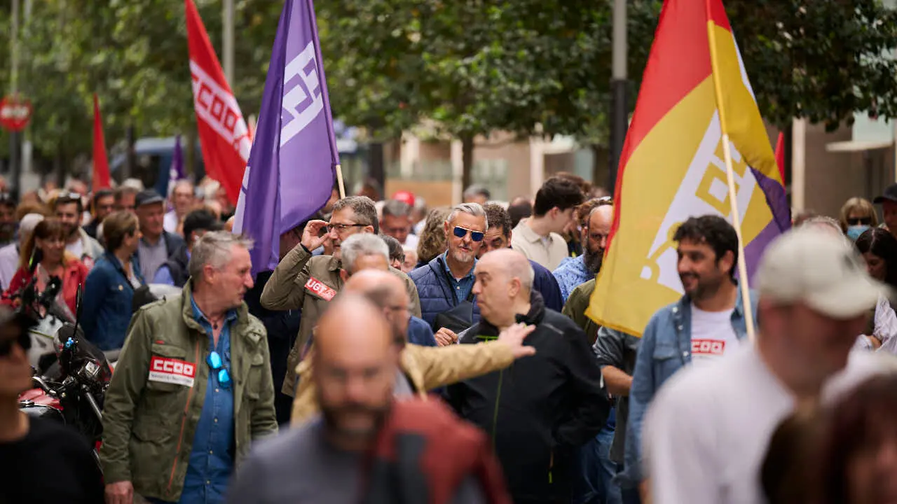 UGT y CCOO se manifiestan con motivo del Primero de Mayo bajo el lema 'Derechos, no trincheras. Salarios, vivienda y democracia'. PABLO LASAOSA