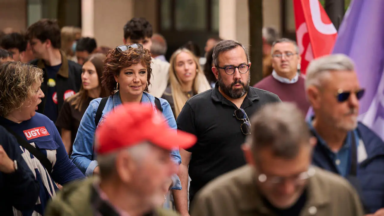 UGT y CCOO se manifiestan con motivo del Primero de Mayo bajo el lema 'Derechos, no trincheras. Salarios, vivienda y democracia'. PABLO LASAOSA