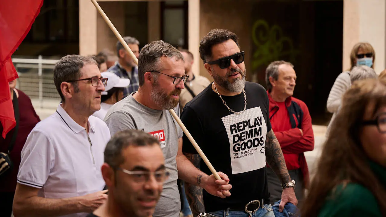 UGT y CCOO se manifiestan con motivo del Primero de Mayo bajo el lema 'Derechos, no trincheras. Salarios, vivienda y democracia'. PABLO LASAOSA