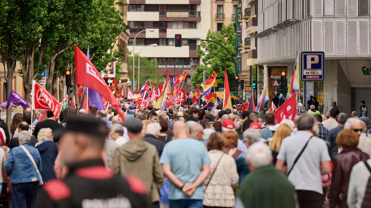 UGT y CCOO se manifiestan con motivo del Primero de Mayo bajo el lema 'Derechos, no trincheras. Salarios, vivienda y democracia'. PABLO LASAOSA