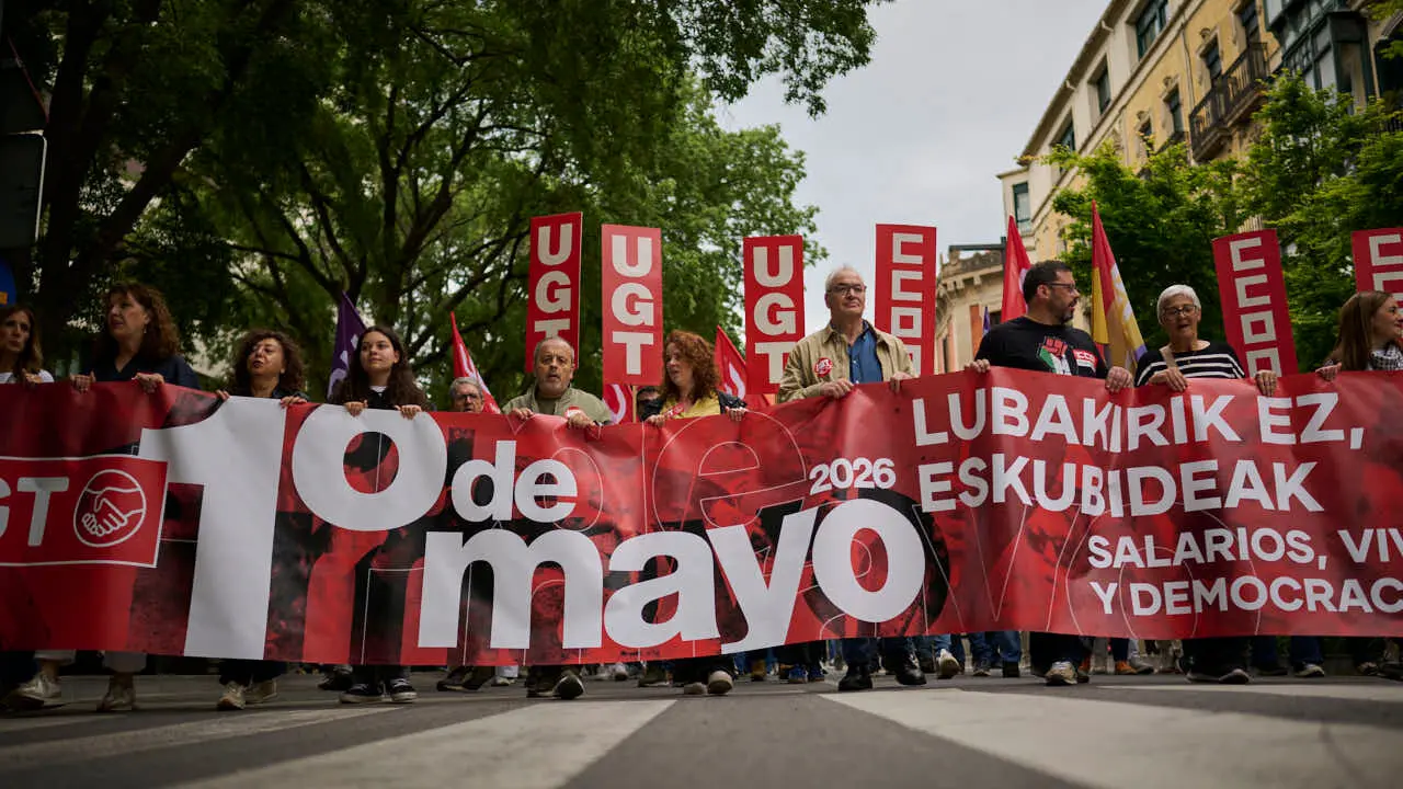 UGT y CCOO se manifiestan con motivo del Primero de Mayo bajo el lema 'Derechos, no trincheras. Salarios, vivienda y democracia'. PABLO LASAOSA