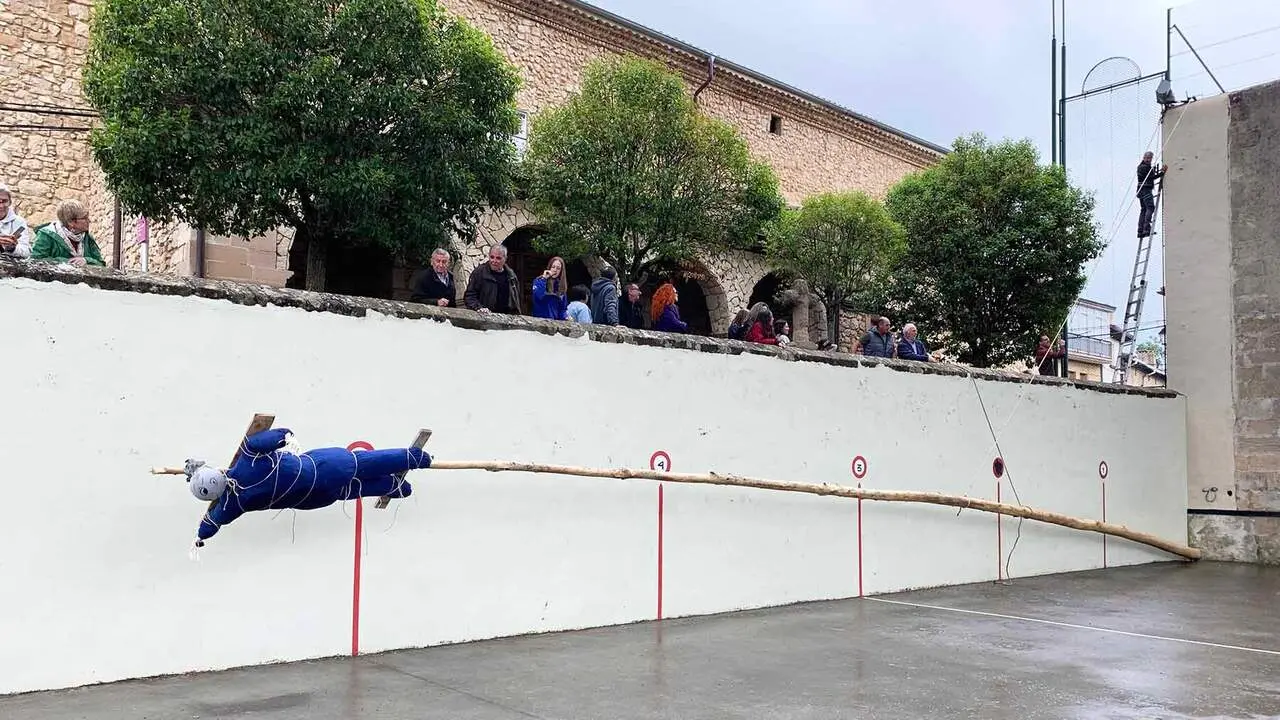 Murieta celebra la fiesta del 'mayo' con una chistorrada popular. Navarra.com