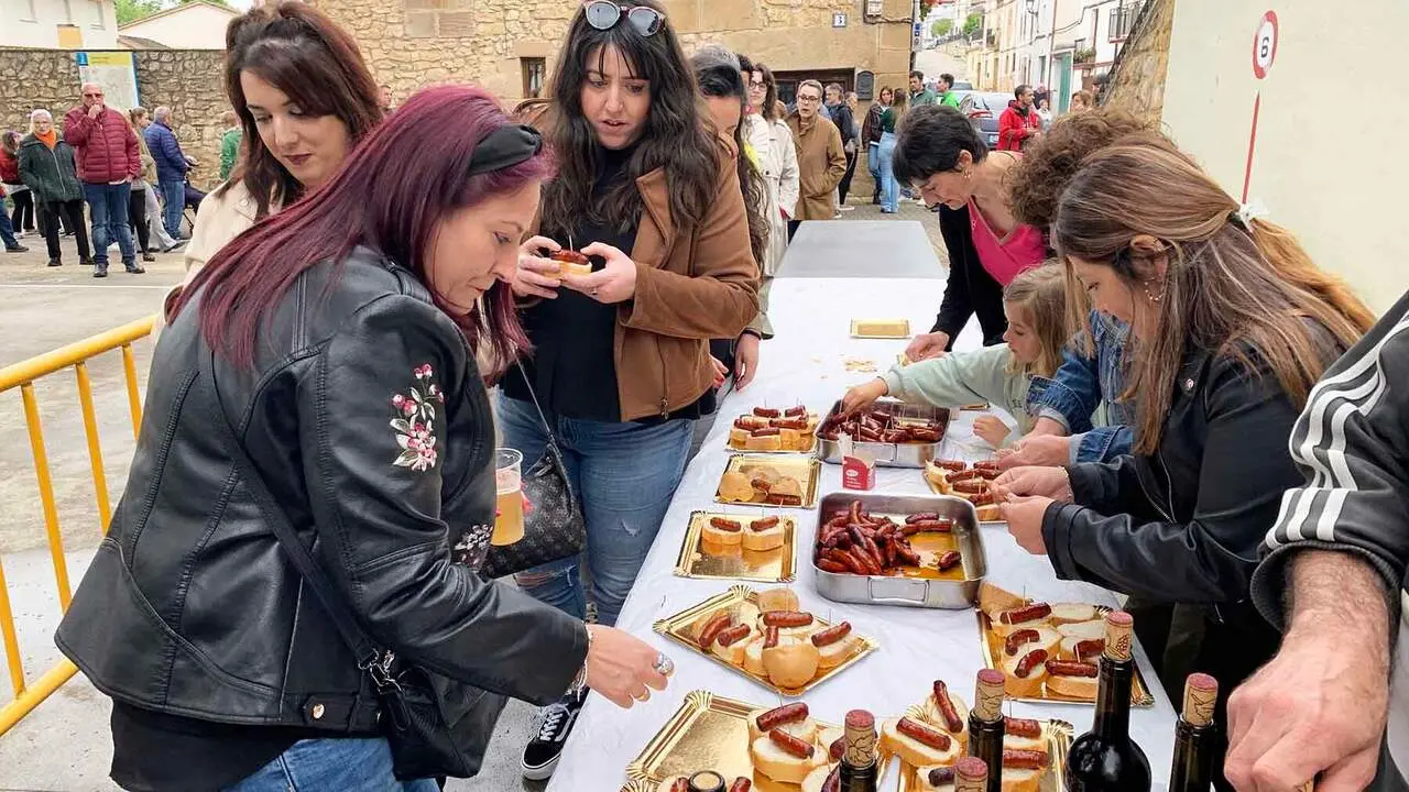 Murieta celebra la fiesta del 'mayo' con una chistorrada popular. Navarra.com