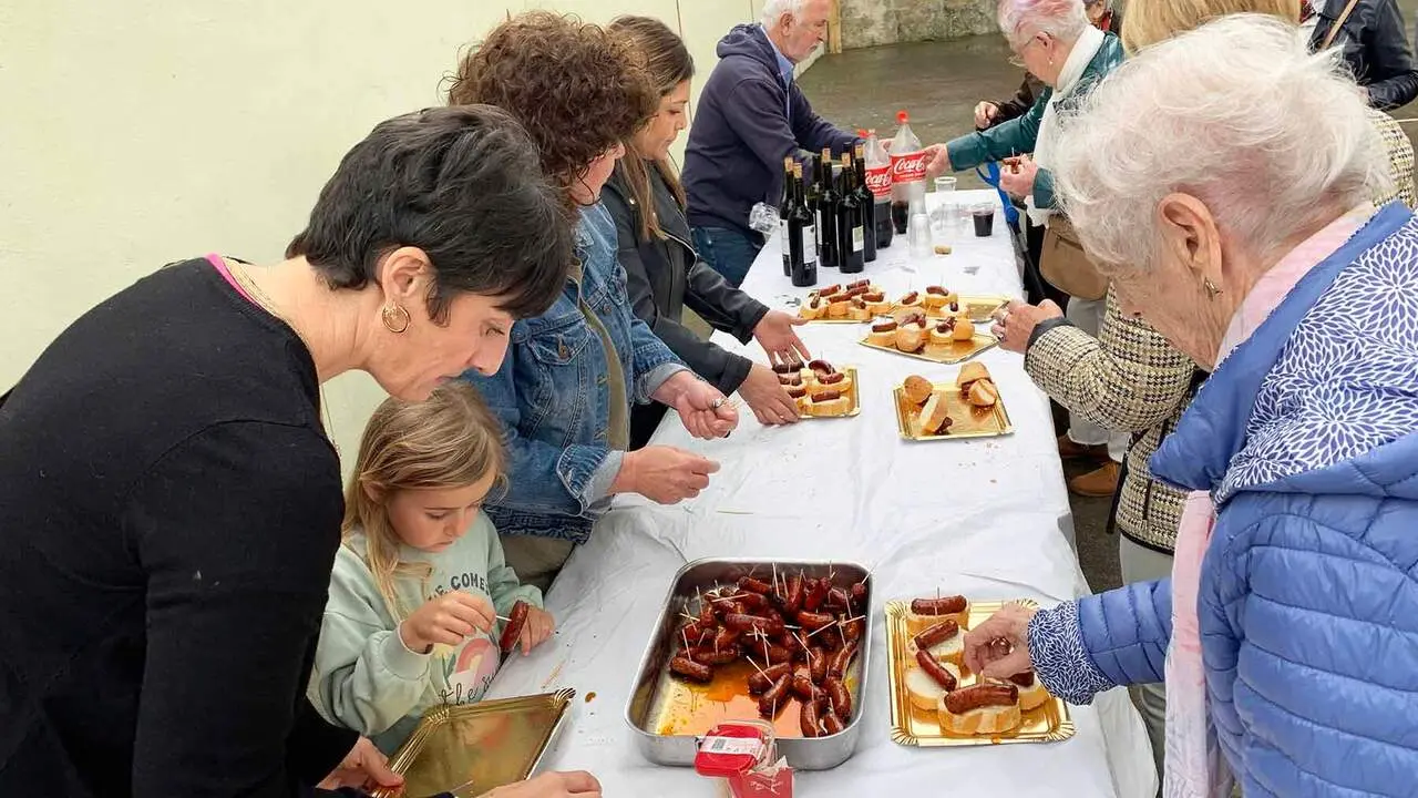 Murieta celebra la fiesta del 'mayo' con una chistorrada popular. Navarra.com