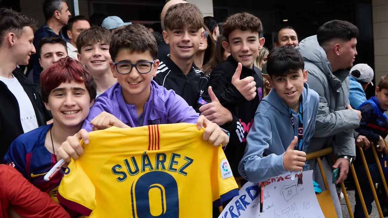 Llegada de la plantilla del FC Barcelona al aeropuerto de Noain para jugar el partido de La Liga EA Sports contra Osasuna en el estadio de El Sadar. I&Ntilde;IGO ALZUGARA