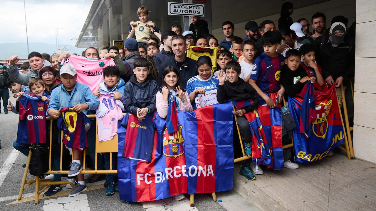 Llegada de la plantilla del FC Barcelona al aeropuerto de Noain para jugar el partido de La Liga EA Sports contra Osasuna en el estadio de El Sadar. I&Ntilde;IGO ALZUGARA