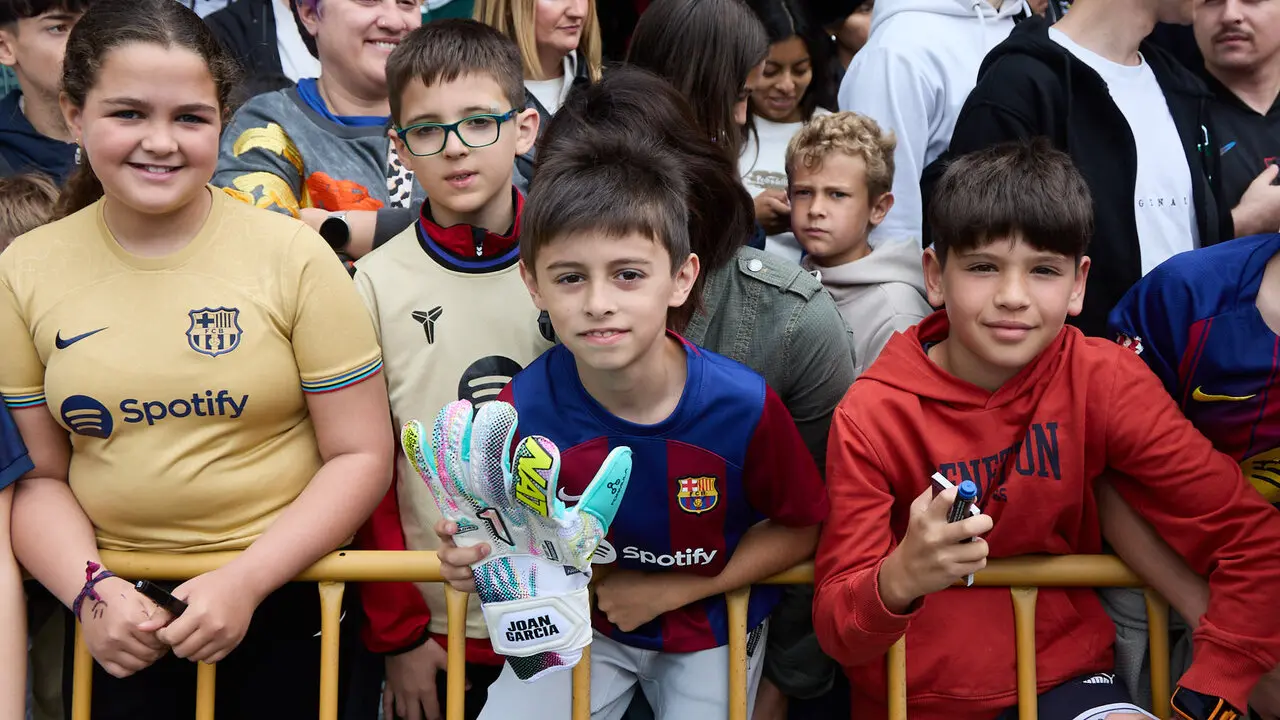 Llegada de la plantilla del FC Barcelona al aeropuerto de Noain para jugar el partido de La Liga EA Sports contra Osasuna en el estadio de El Sadar. I&Ntilde;IGO ALZUGARA