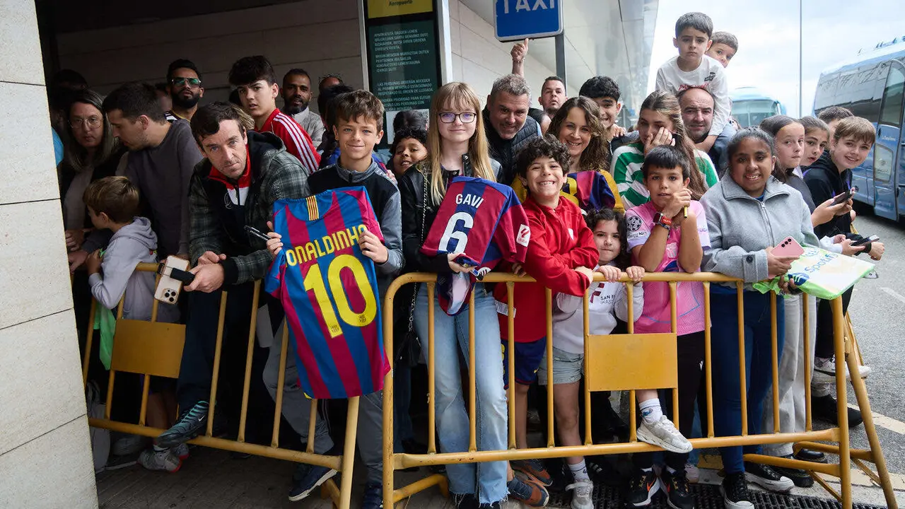 Llegada de la plantilla del FC Barcelona al aeropuerto de Noain para jugar el partido de La Liga EA Sports contra Osasuna en el estadio de El Sadar. I&Ntilde;IGO ALZUGARA