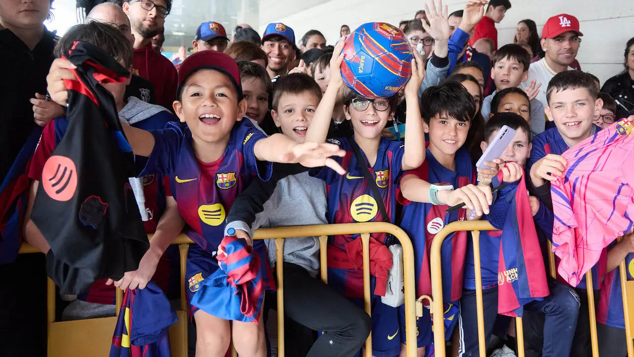 Llegada de la plantilla del FC Barcelona al aeropuerto de Noain para jugar el partido de La Liga EA Sports contra Osasuna en el estadio de El Sadar. I&Ntilde;IGO ALZUGARA