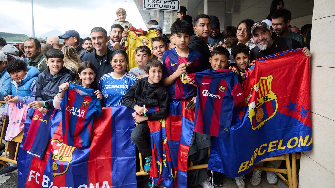 Llegada de la plantilla del FC Barcelona al aeropuerto de Noain para jugar el partido de La Liga EA Sports contra Osasuna en el estadio de El Sadar. I&Ntilde;IGO ALZUGARA