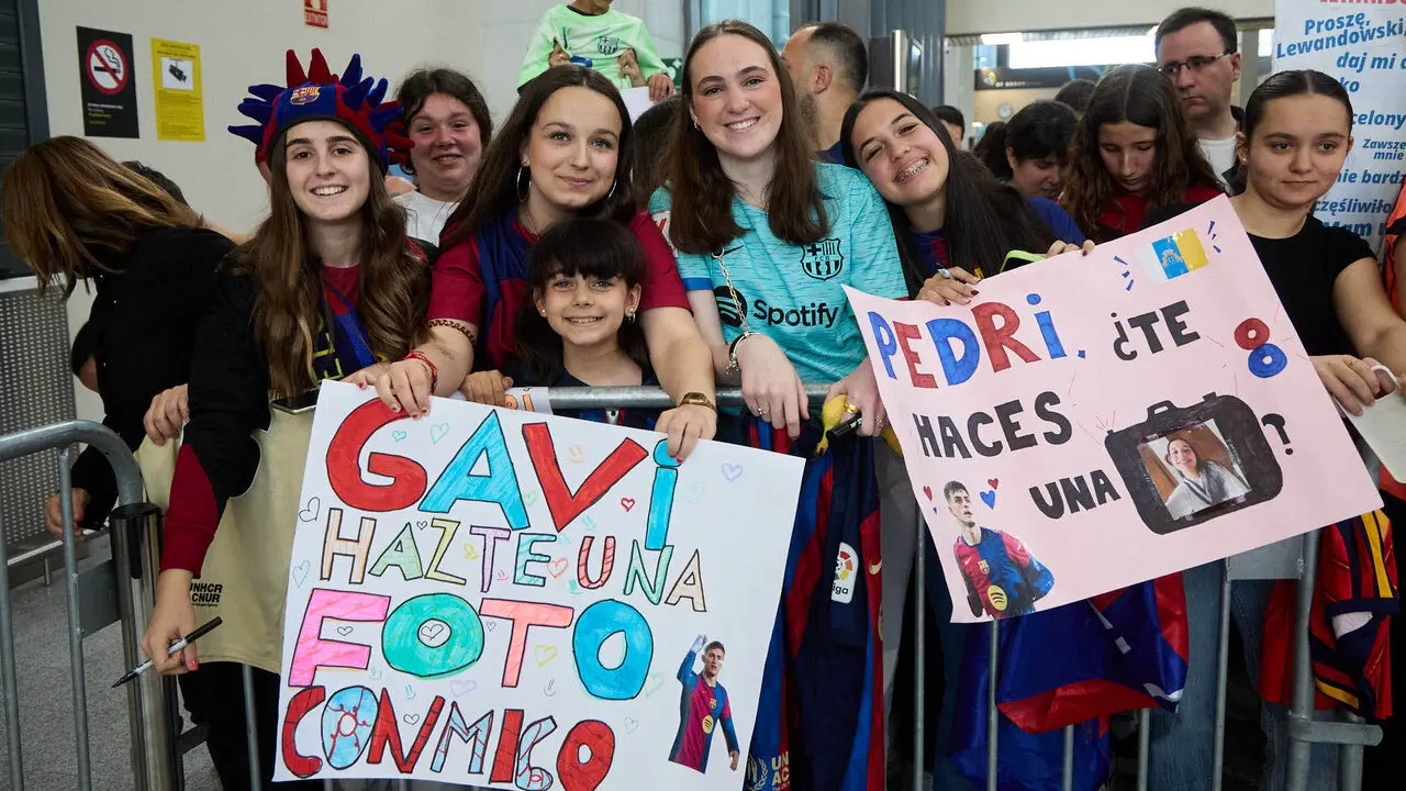 Llegada de la plantilla del FC Barcelona al aeropuerto de Noain para jugar el partido de La Liga EA Sports contra Osasuna en el estadio de El Sadar. I&Ntilde;IGO ALZUGARA