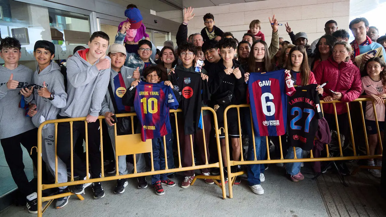 Llegada de la plantilla del FC Barcelona al aeropuerto de Noain para jugar el partido de La Liga EA Sports contra Osasuna en el estadio de El Sadar. I&Ntilde;IGO ALZUGARA