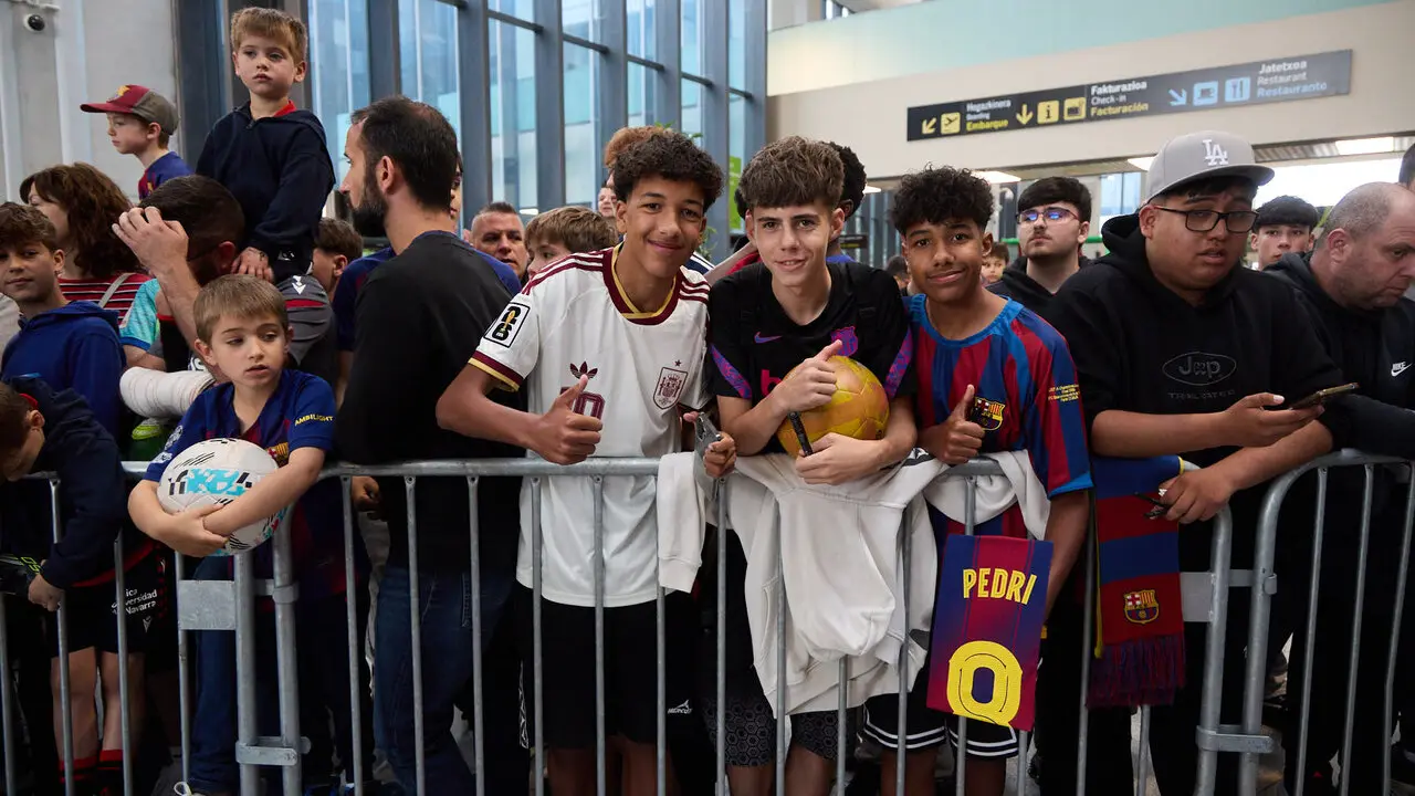 Llegada de la plantilla del FC Barcelona al aeropuerto de Noain para jugar el partido de La Liga EA Sports contra Osasuna en el estadio de El Sadar. I&Ntilde;IGO ALZUGARA