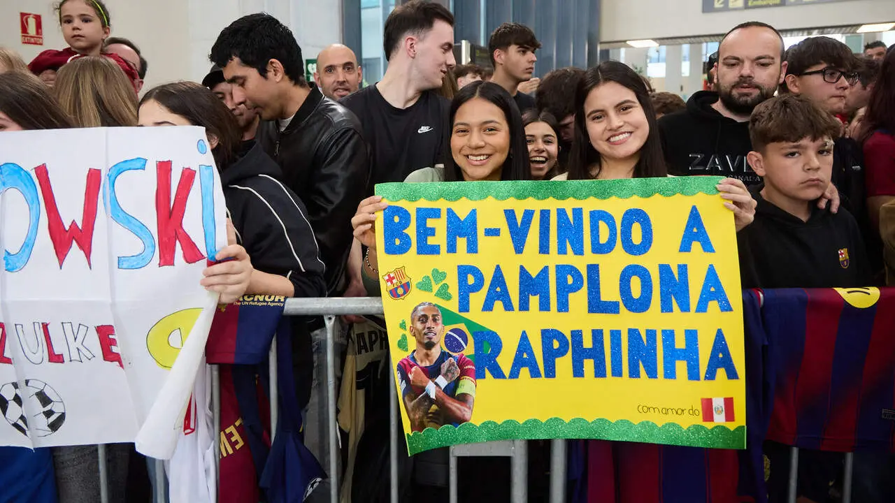 Llegada de la plantilla del FC Barcelona al aeropuerto de Noain para jugar el partido de La Liga EA Sports contra Osasuna en el estadio de El Sadar. I&Ntilde;IGO ALZUGARA