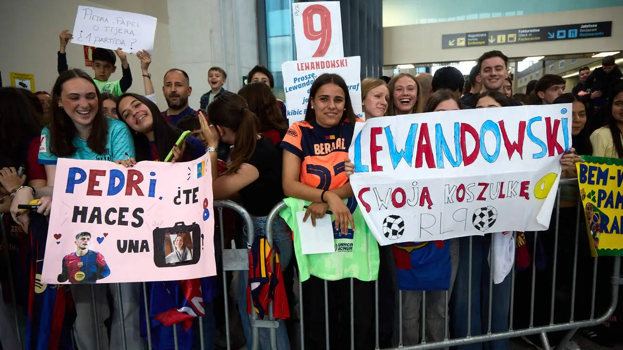 Llegada de la plantilla del FC Barcelona al aeropuerto de Noain para jugar el partido de La Liga EA Sports contra Osasuna en el estadio de El Sadar. I&Ntilde;IGO ALZUGARA