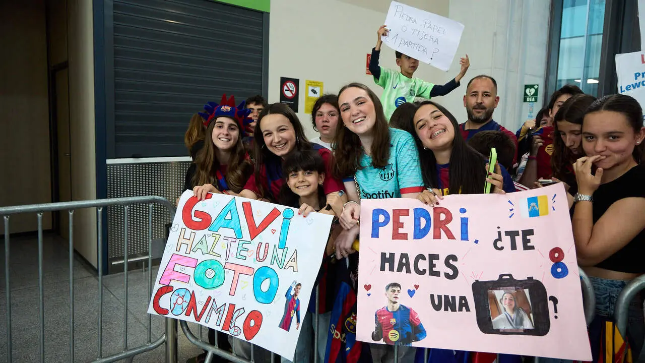 Llegada de la plantilla del FC Barcelona al aeropuerto de Noain para jugar el partido de La Liga EA Sports contra Osasuna en el estadio de El Sadar. I&Ntilde;IGO ALZUGARA