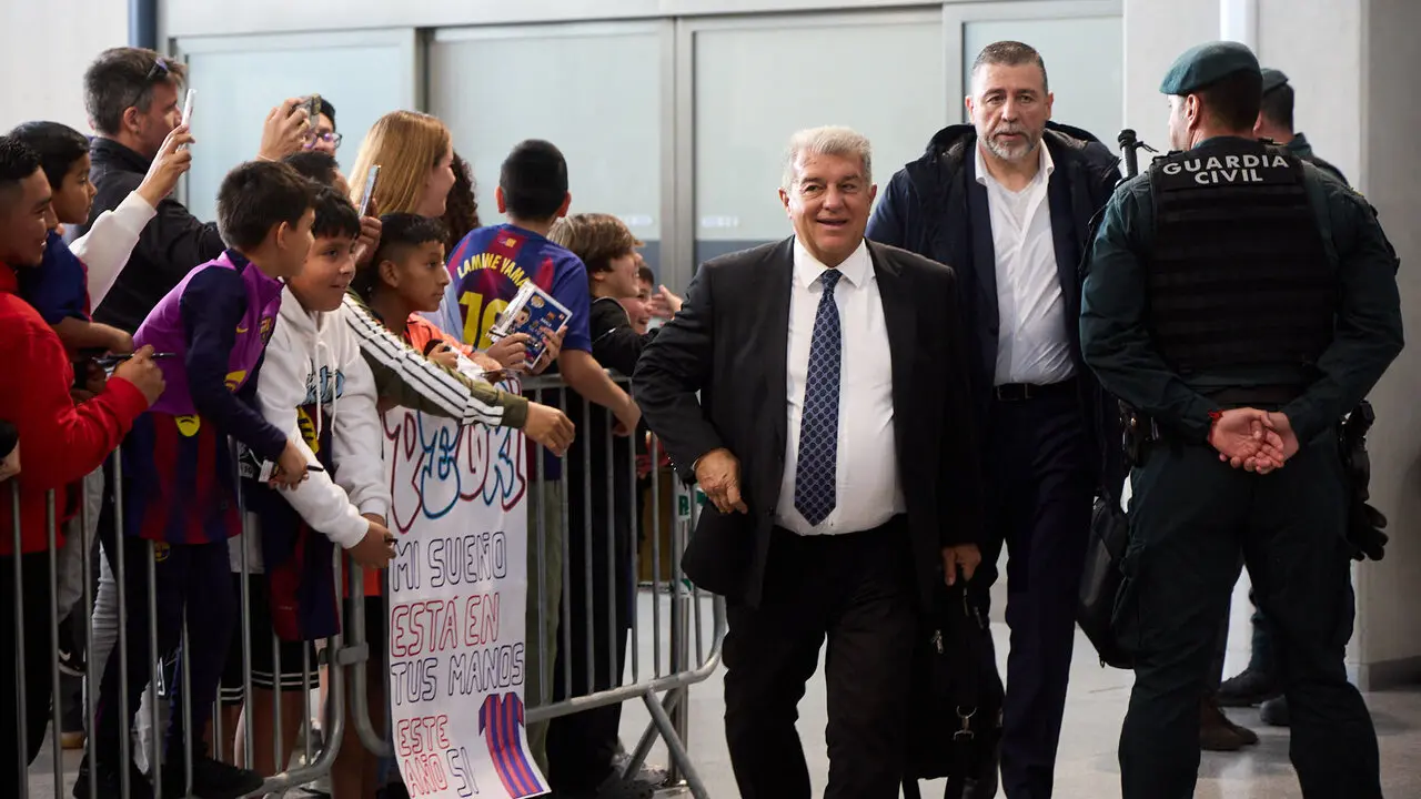 Llegada de la plantilla del FC Barcelona al aeropuerto de Noain para jugar el partido de La Liga EA Sports contra Osasuna en el estadio de El Sadar. I&Ntilde;IGO ALZUGARA