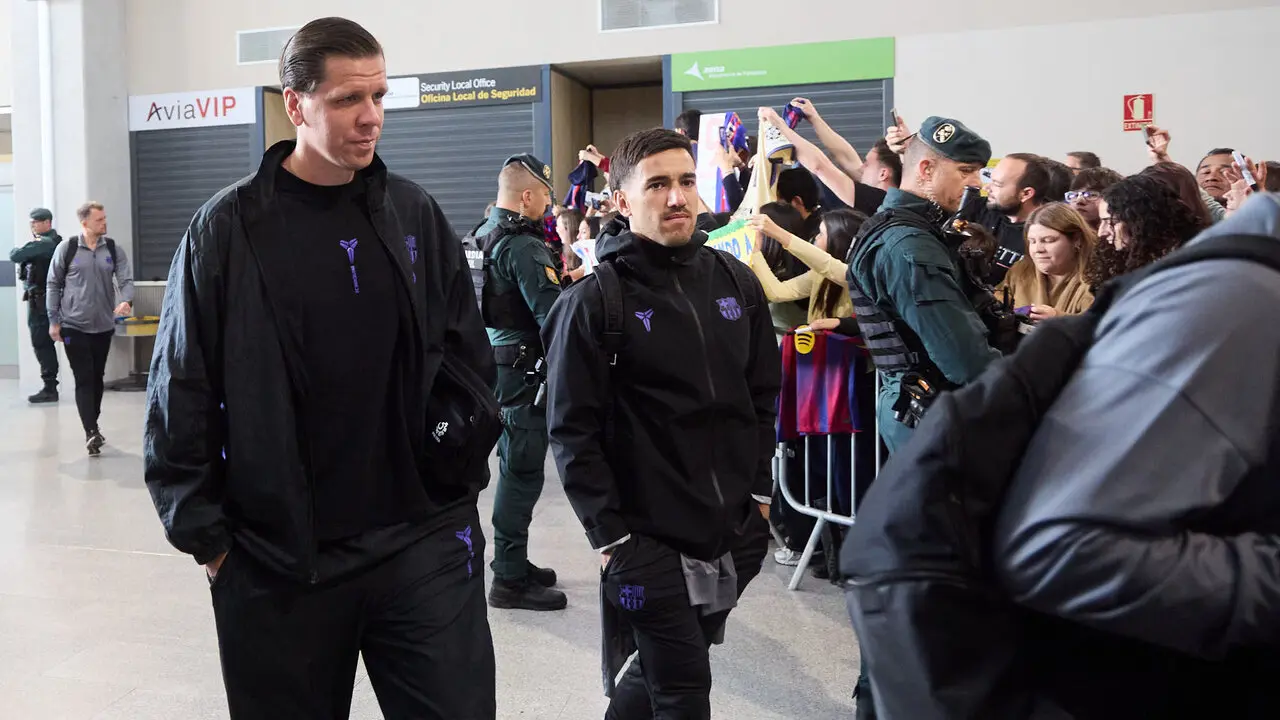 Llegada de la plantilla del FC Barcelona al aeropuerto de Noain para jugar el partido de La Liga EA Sports contra Osasuna en el estadio de El Sadar. I&Ntilde;IGO ALZUGARA
