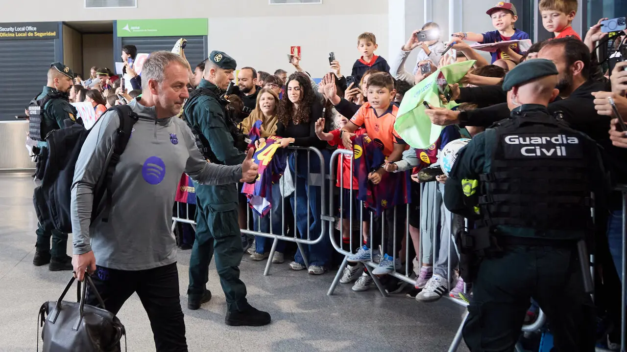 Llegada de la plantilla del FC Barcelona al aeropuerto de Noain para jugar el partido de La Liga EA Sports contra Osasuna en el estadio de El Sadar. I&Ntilde;IGO ALZUGARA