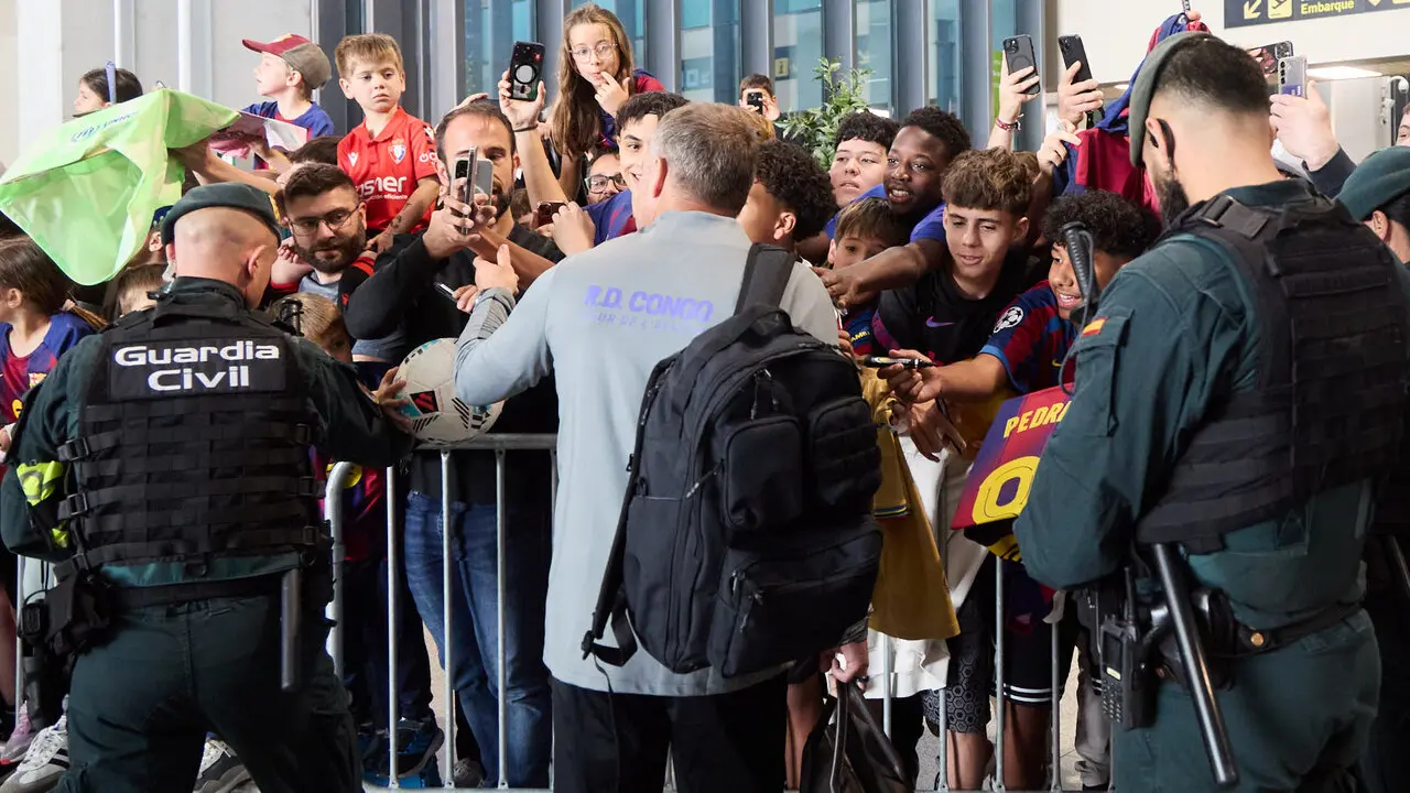 Llegada de la plantilla del FC Barcelona al aeropuerto de Noain para jugar el partido de La Liga EA Sports contra Osasuna en el estadio de El Sadar. I&Ntilde;IGO ALZUGARA