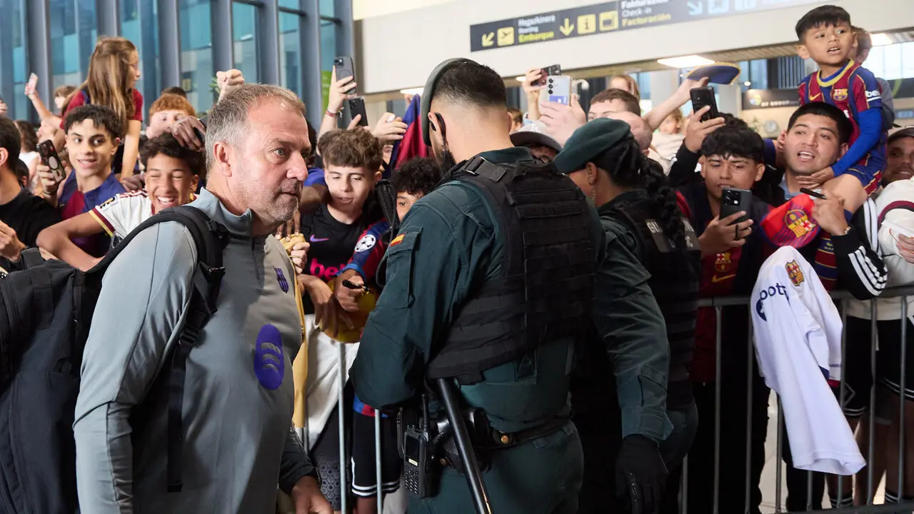 Llegada de la plantilla del FC Barcelona al aeropuerto de Noain para jugar el partido de La Liga EA Sports contra Osasuna en el estadio de El Sadar. I&Ntilde;IGO ALZUGARA