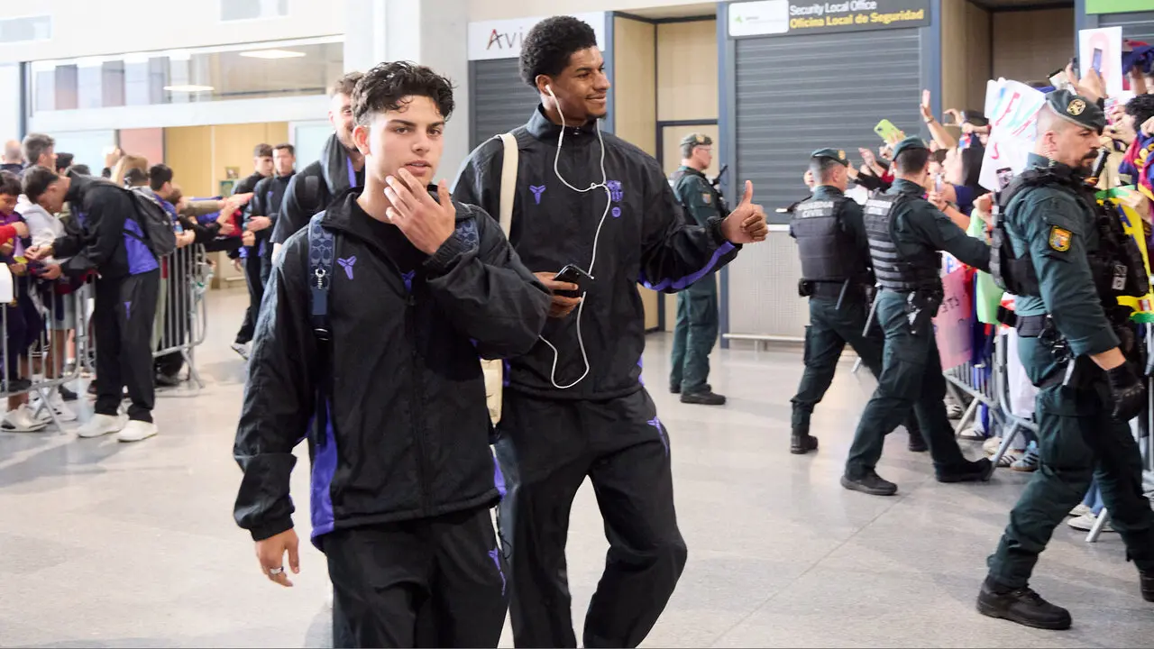 Llegada de la plantilla del FC Barcelona al aeropuerto de Noain para jugar el partido de La Liga EA Sports contra Osasuna en el estadio de El Sadar. I&Ntilde;IGO ALZUGARA
