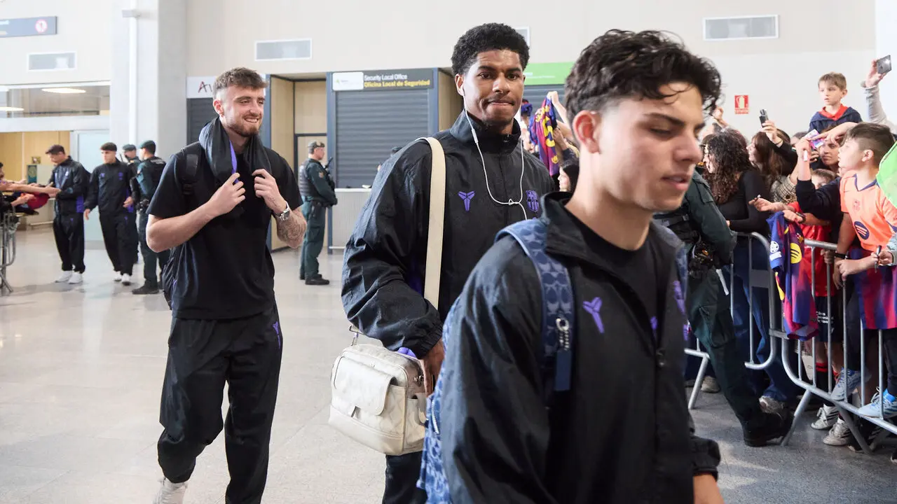 Llegada de la plantilla del FC Barcelona al aeropuerto de Noain para jugar el partido de La Liga EA Sports contra Osasuna en el estadio de El Sadar. I&Ntilde;IGO ALZUGARA