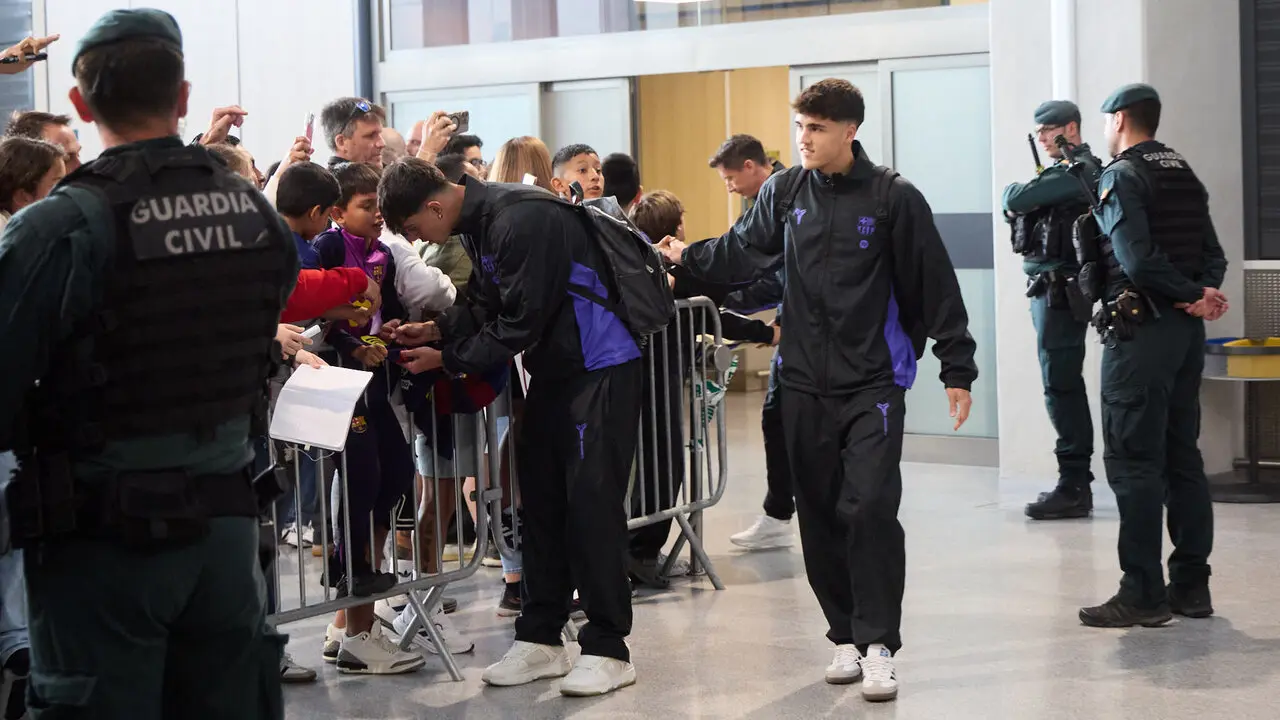 Llegada de la plantilla del FC Barcelona al aeropuerto de Noain para jugar el partido de La Liga EA Sports contra Osasuna en el estadio de El Sadar. I&Ntilde;IGO ALZUGARA