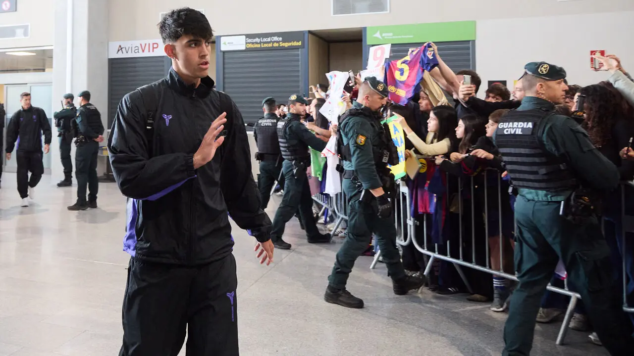 Llegada de la plantilla del FC Barcelona al aeropuerto de Noain para jugar el partido de La Liga EA Sports contra Osasuna en el estadio de El Sadar. I&Ntilde;IGO ALZUGARA